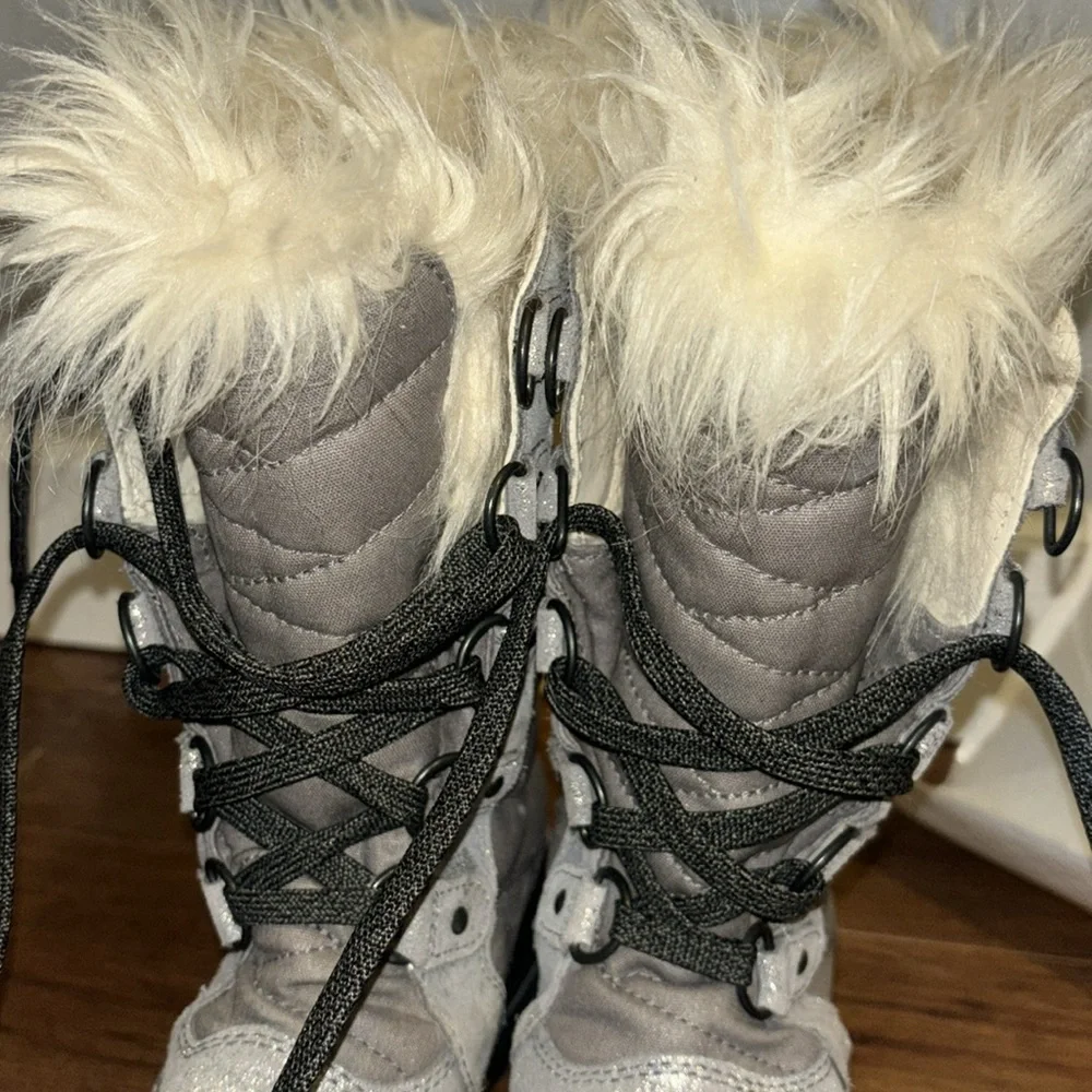 EUC SOREL LACE UP WINTER BOOTS - Picture 8 of 8